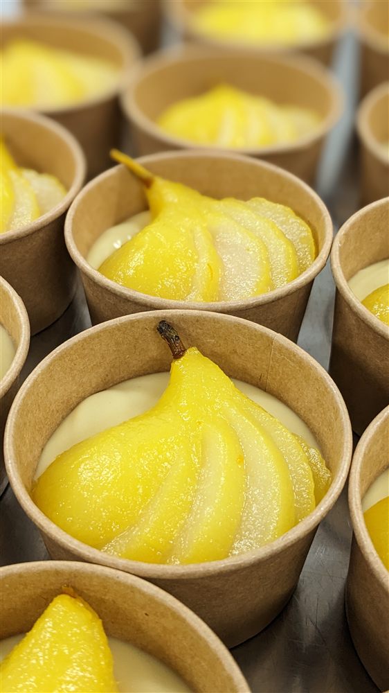 Peras al vino con crema inglesa
