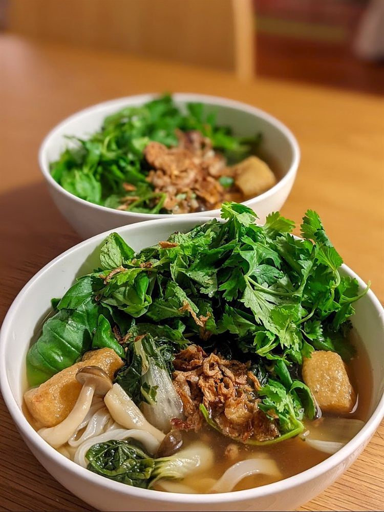 Pho vegetal con hierbas frescas