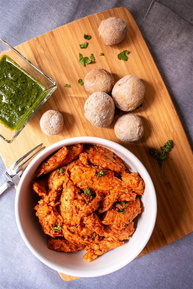 Pollo vegetal en salmorejo con mojo verde