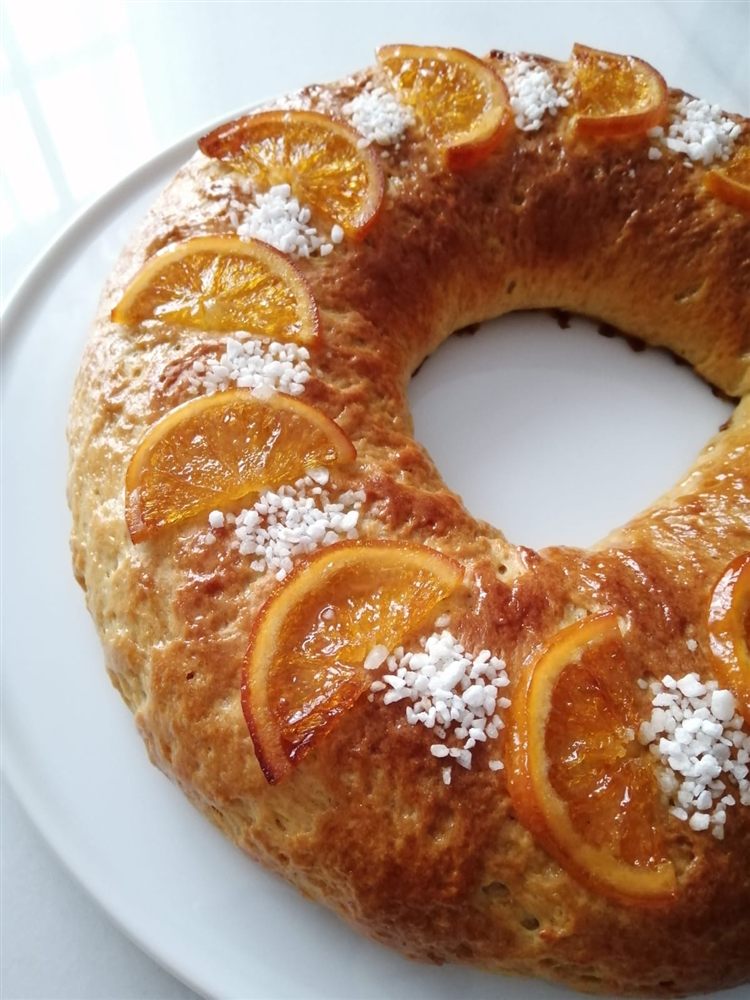 Roscón de reyes vegetal decorado con naranja confitada