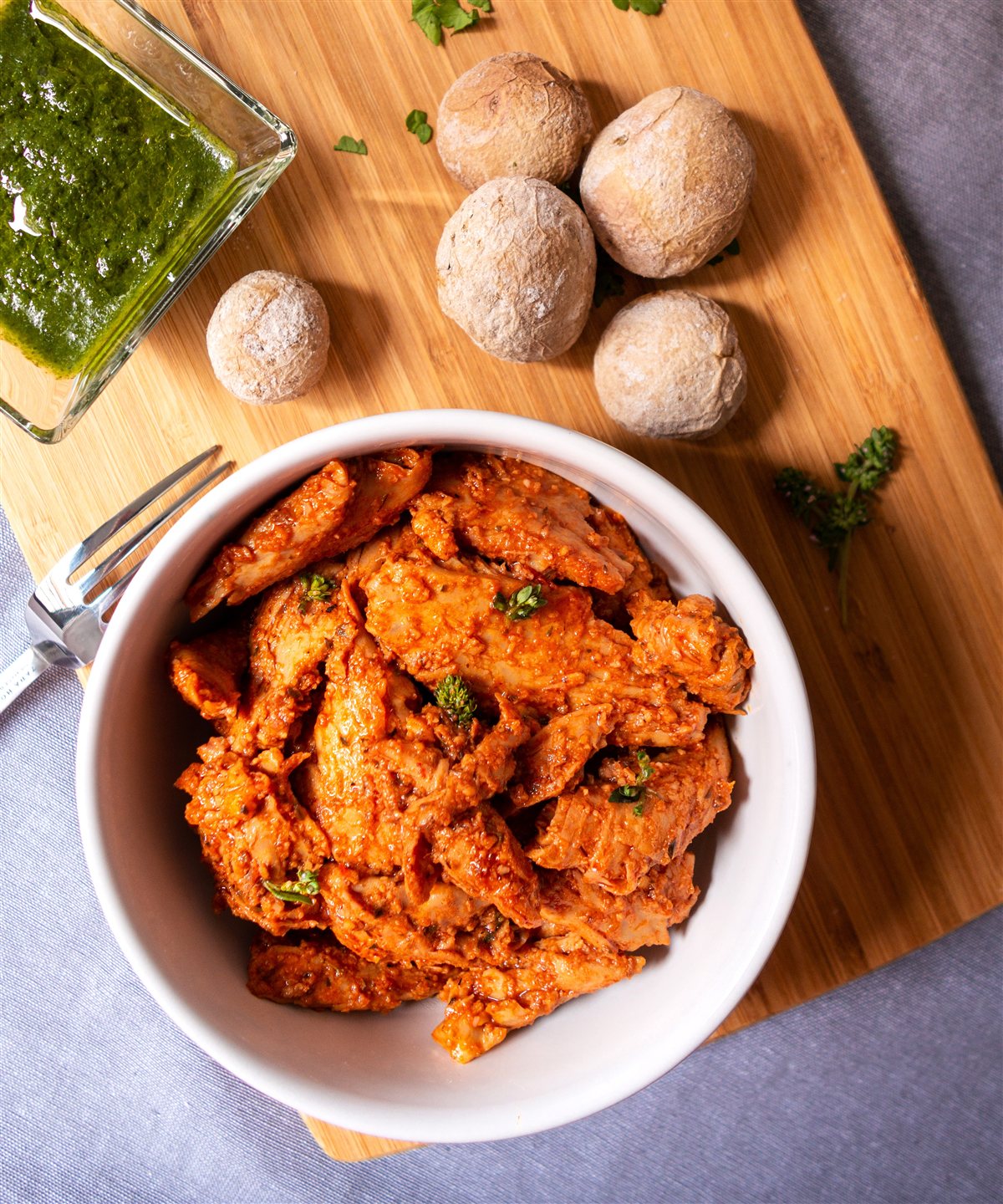 Pollo vegetal en salmorejo con mojo verde