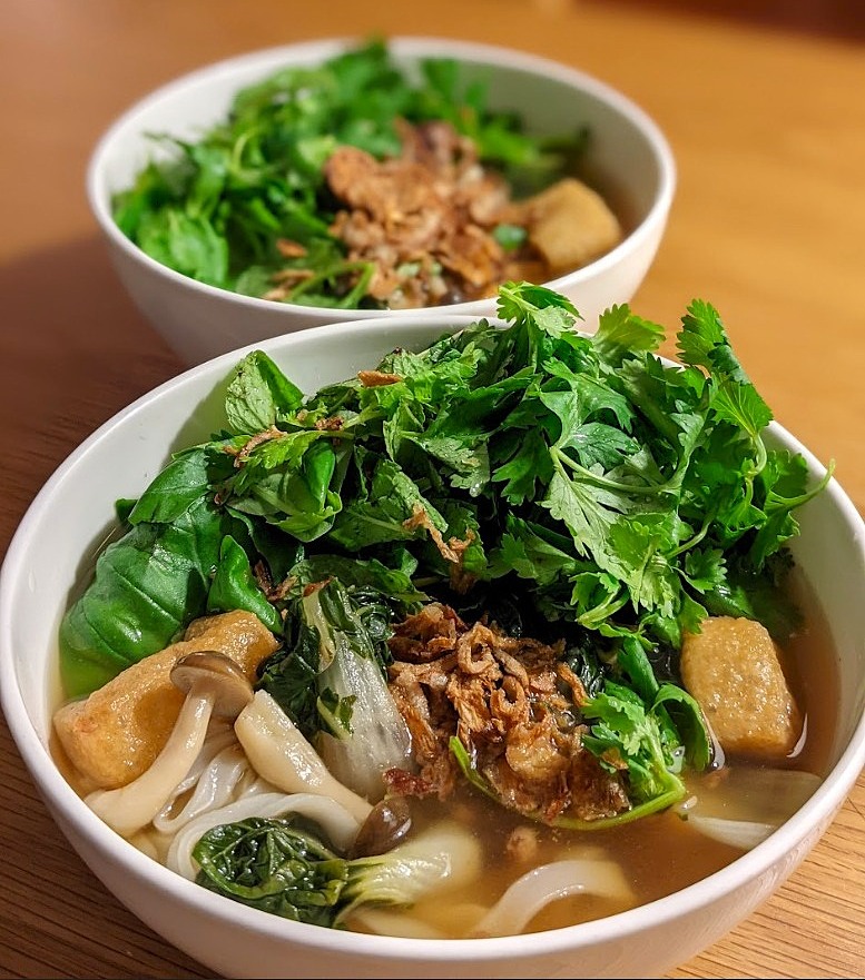 Pho vegetal con hierbas frescas