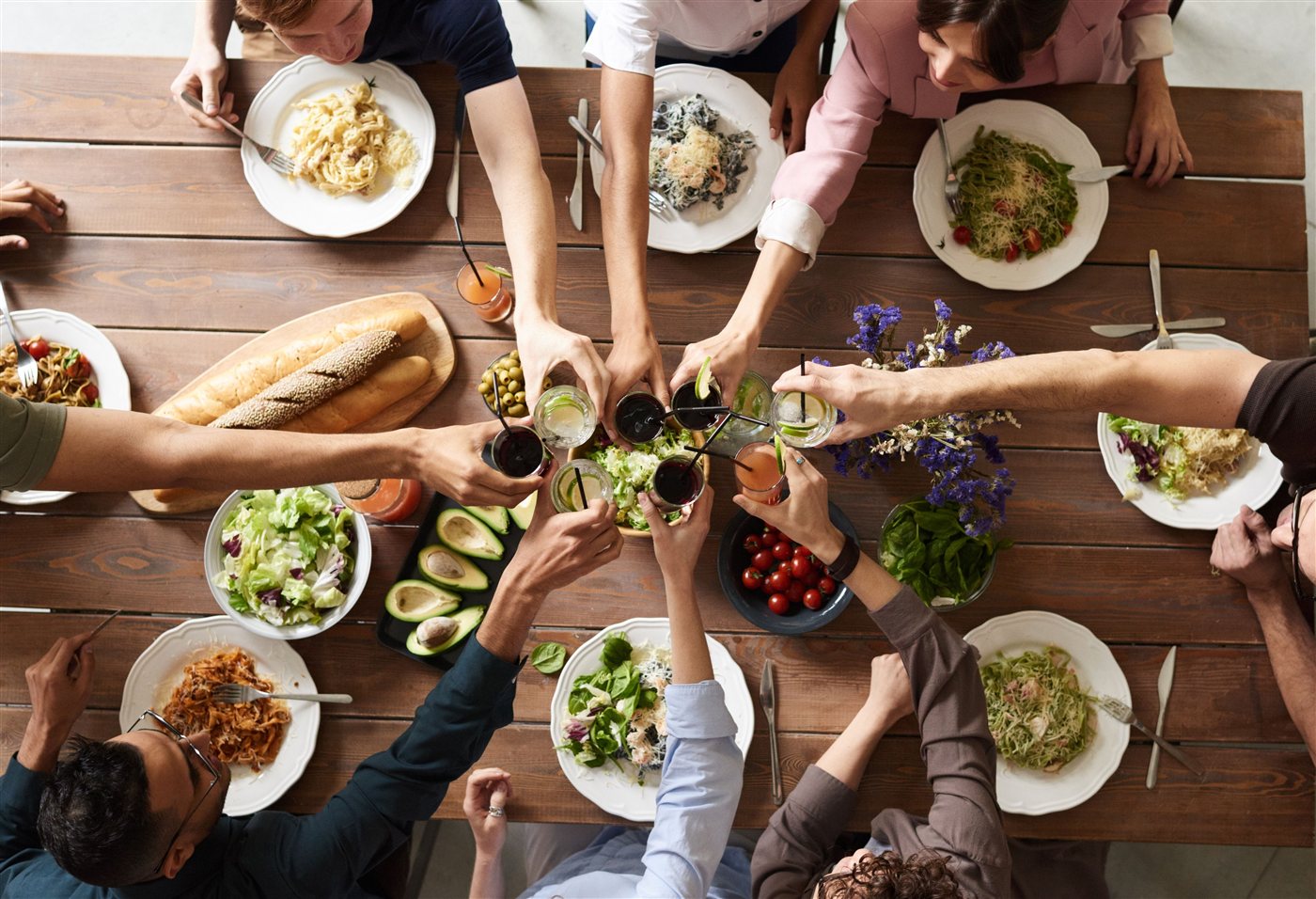 Grupo de amigos compartiendo una comida saludable