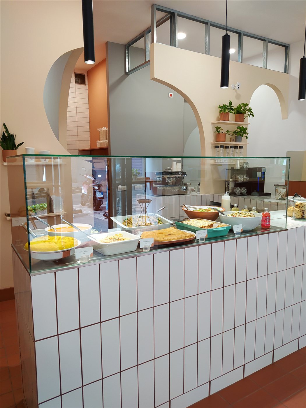 Mostrador con platos preparados en el local de Juliana Kind Food