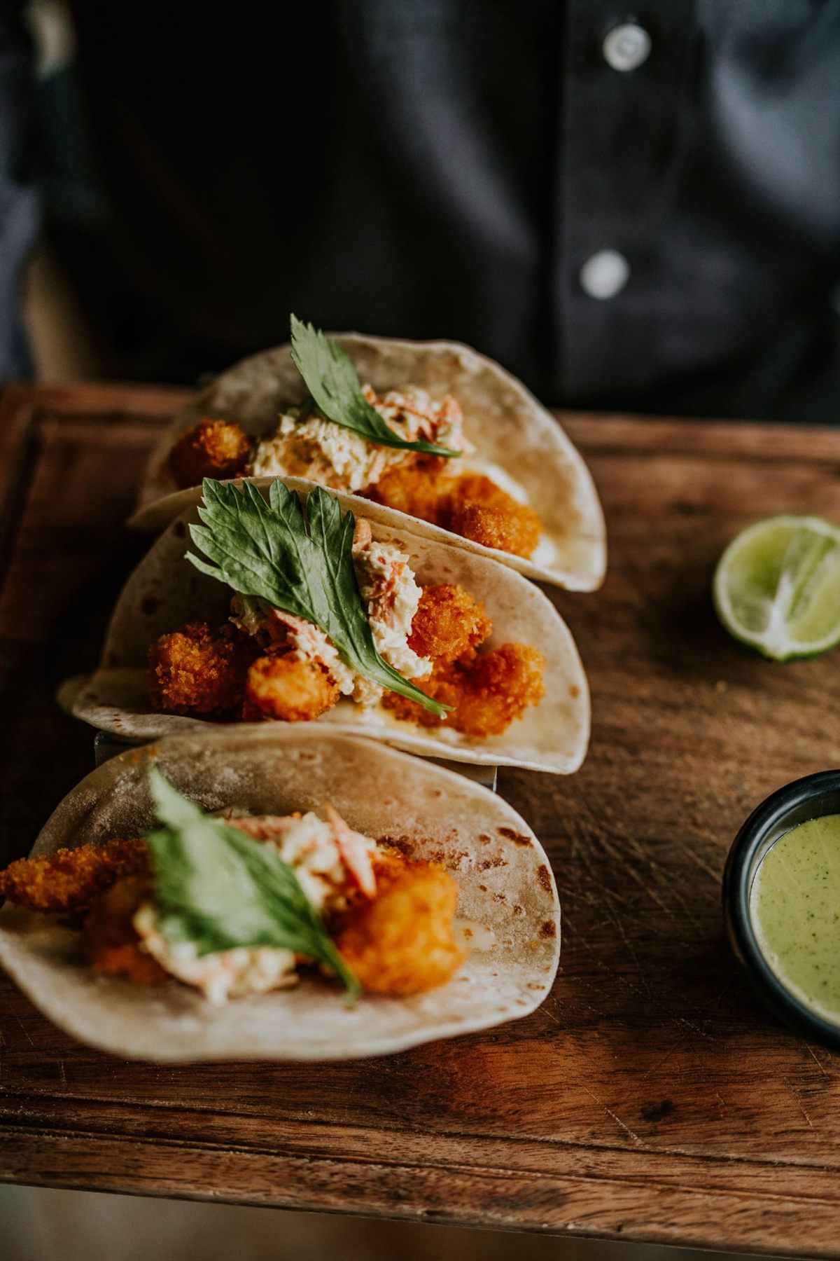 Tacos crujientes con ensalada y hierba fresca, ejemplo de plato desarrollado en una consultoría de carta