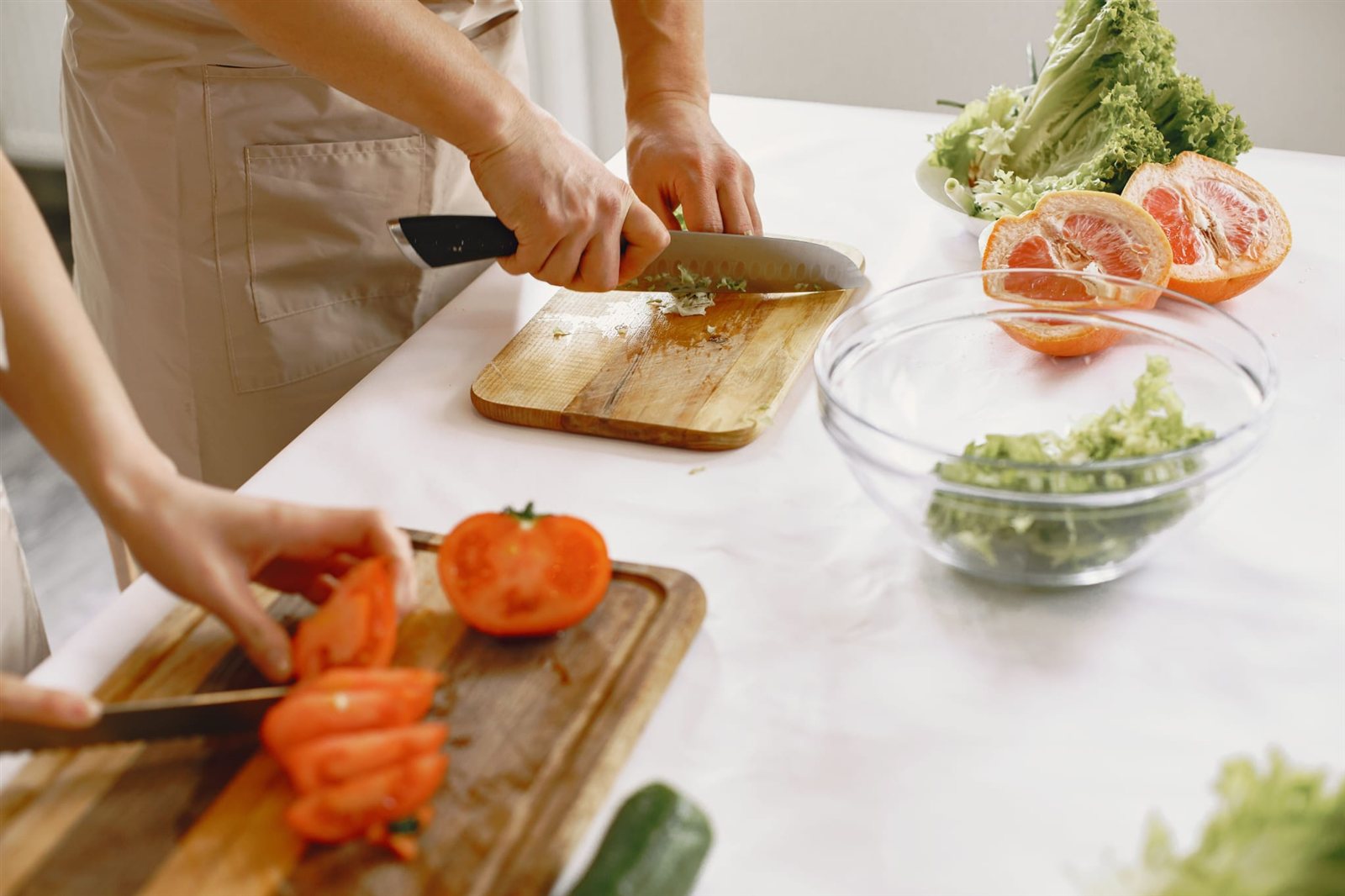 Manos preparando una ensalada con verduras frescas