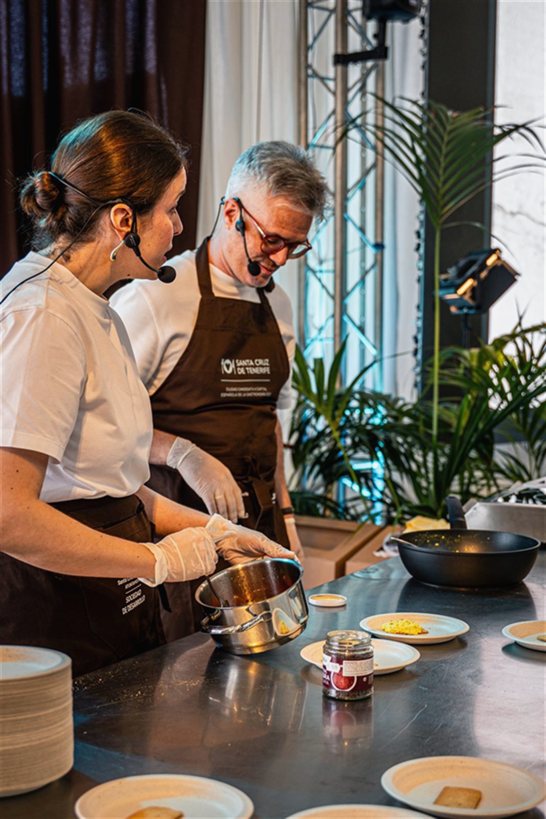 Diana y Javier en un showcooking durante Gastrocanarias, Santa Cruz de Tenerife